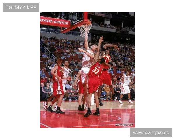 高尔夫球场上的意外瞬间姚明被抢断的背后故事与趣闻